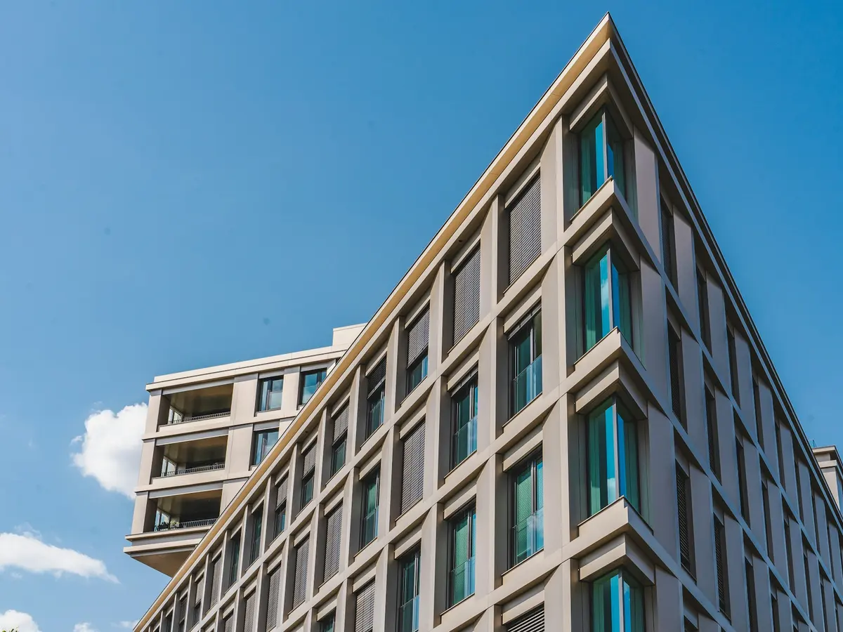Edifício residencial de fachada em tijolo aparente visto de baixo
