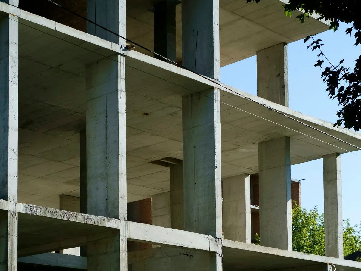 Pilares e lajes de concreto armado de edifício em construção