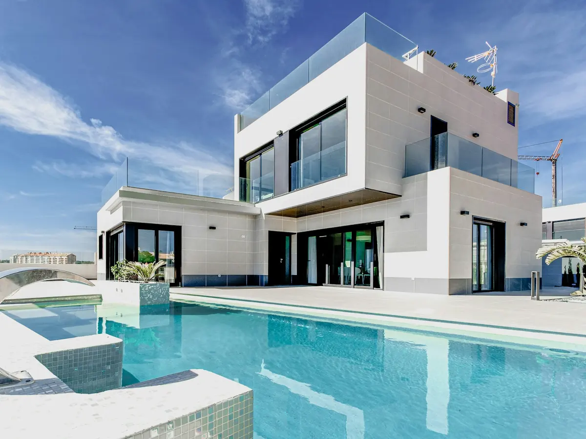 Residência branca com terraço e piscina na área externa