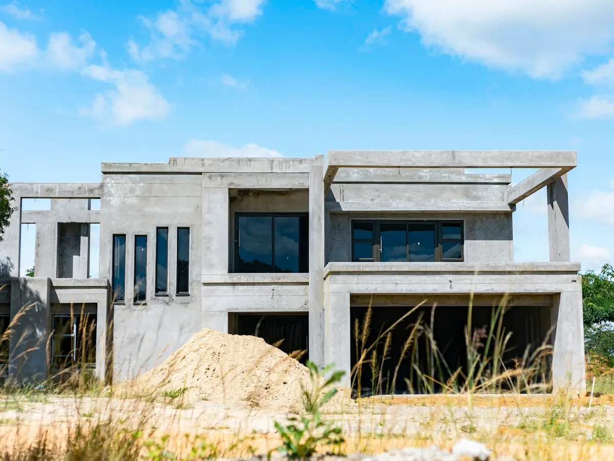 Residência moderna de concreto em construção, antes dos acabamentos